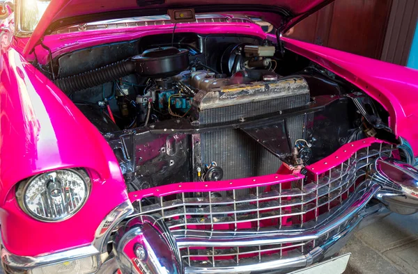 Táxis coloridos famosos em Havana à espera de turistas para dar um passeio em um carro vintage em torno das principais atracções da cidade — Fotografia de Stock