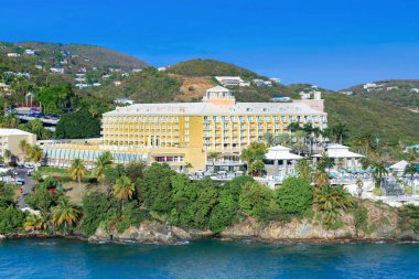 Saint Thomas Adası ve Charlotte Amalie Körfezi günbatımında panoramik manzara Karayip gezileri ve tatilleri için popüler bir nokta