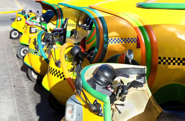 Słynne kolorowe Coco Taxis w Hawanie czeka na turystów, aby wybrać się na przejażdżkę zabytkowym samochodem wokół głównych atrakcji miasta — Zdjęcie stockowe