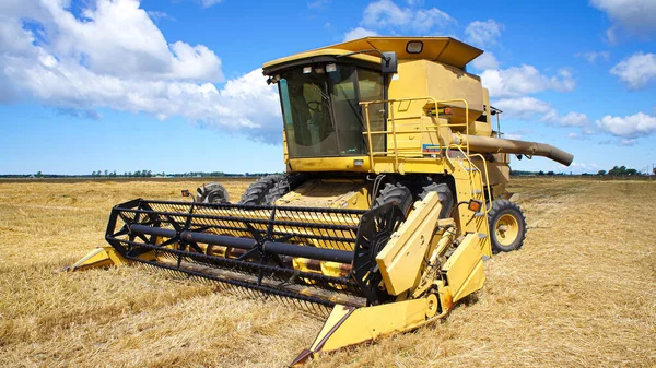 Combine Harvester nos campos dos agricultores locais de Ontário prontos para coletar a colheita — Fotografia de Stock