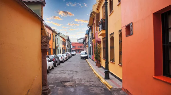 Сантьяго - де - Чилі, старовинні барвисті будинки в історичному центрі міста. — стокове фото