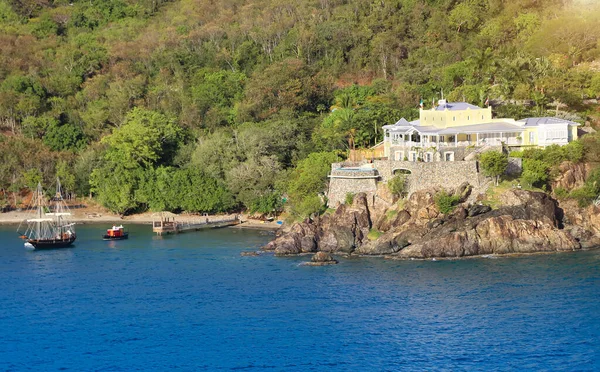 Saint Thomas Island i Charlotte Amalie Bay panoramiczny widok na zachód słońca popularnym miejscem na rejsy i wakacje na Karaibach — Zdjęcie stockowe