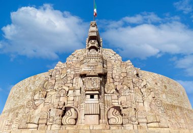 Merida, Romulo Rozo tarafından yapılan ve Paseo de Montejo mekiğinde bulunan ikonik bir Anavatan Anıtı Monumento a la Patria heykeli