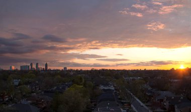 Orta ve üst sınıf ailelerin yanı sıra Ontario müteahhitlerinin imrendiği üst sınıf Eglinton ve Forest Hill yerleşim alanları.