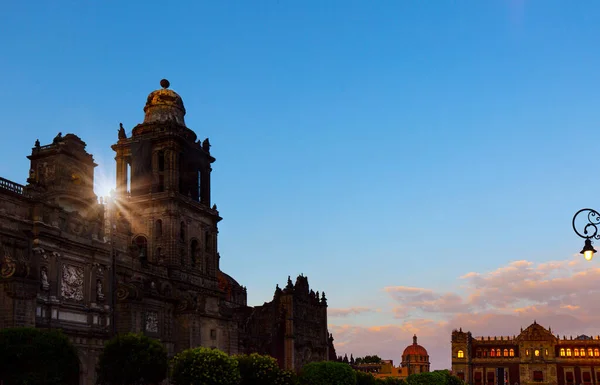 Ciudad de México, Plaza Central del Zócalo y Catedral Metropolitana de la Asunción de la Santísima Virgen María al atardecer —  Fotos de Stock