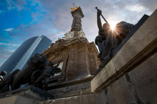Памятник Ангелу Независимости расположен на улице Реформа недалеко от исторического центра Мехико — стоковое фото