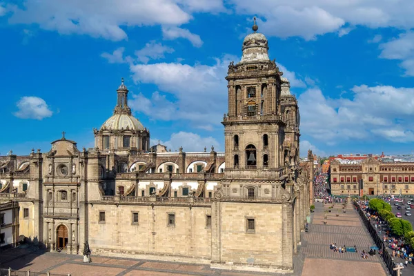 Città del Messico, Piazza Zocalo centrale e punto di riferimento Cattedrale Metropolitana dell'Assunzione della Beata Vergine Maria al tramonto — Foto Stock