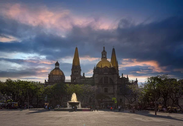 Гвадалахара, Площа визволення, Площа Пласа-де-ла-Ліберасьйон, в історичному центрі міста біля Центрального собору Гвадалахари. — стокове фото