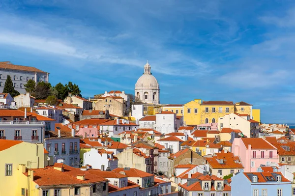 Lissabon, Bunte Straßen des historischen Viertels Alfama vom Alfama-Aussichtspunkt aus gesehen — Stockfoto