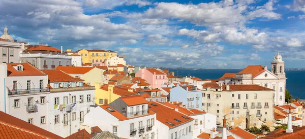 Lissabon, Bunte Straßen des historischen Viertels Alfama vom Alfama-Aussichtspunkt aus gesehen — Stockfoto