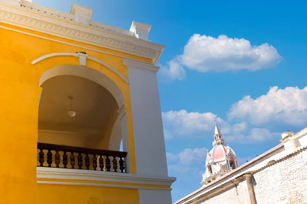 Híres gyarmati Cartagena Walled City, Cuidad Amurrallada, és a színes épületek történelmi belvárosában, a kijelölt UNESCO Világörökség része — Stock Fotó