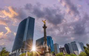 Mexico City 'nin tarihi merkezine yakın Reforma Caddesi' nde bulunan Bağımsızlık Meleği Anıtı