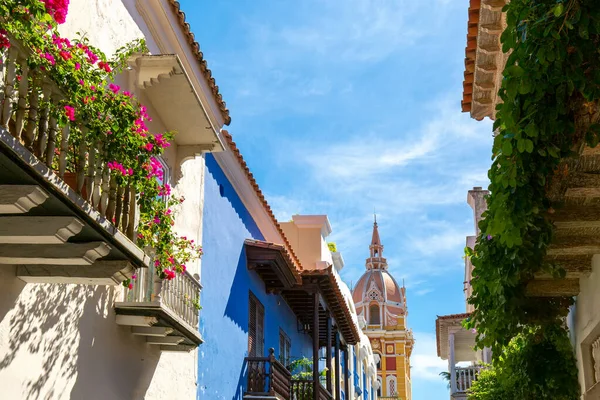 Famosa cidade colonial de Cartagena, Cuidad Amurrallada, e seus edifícios coloridos no centro histórico da cidade, um Patrimônio Mundial da UNESCO designado — Fotografia de Stock
