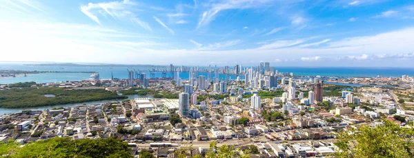 Tarihi şehir merkezi ve tatil köyü yakınlarındaki Cartagena modern siluetinin manzaralı manzarasının önünde bayrak sallanıyor. — Stok fotoğraf