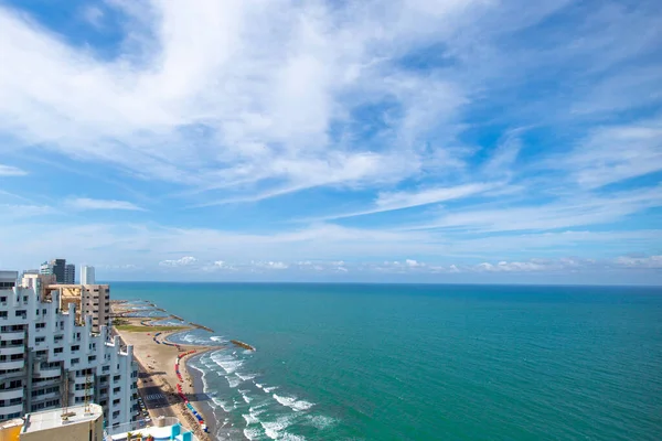 Colombia, vista panorámica de las playas y playas de Cartagena al atardecer cerca del centro histórico de la ciudad y la zona hotelera del complejo — Foto de Stock