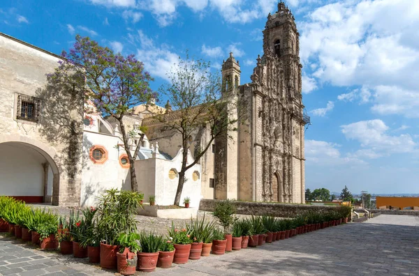 Мексика, центральная площадь Тепоцотлана и церковь Франсиско Хавьера в историческом центре города — стоковое фото