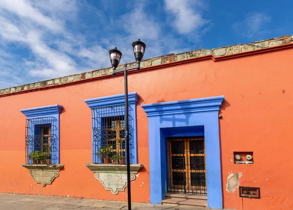 Oaxaca, Mexikó, festői óvárosi utcák és színes gyarmati épületek a történelmi belvárosban — Stock Fotó