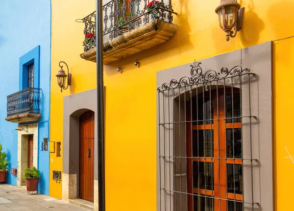 Oaxaca, Meksika, eski şehir sokakları ve tarihi şehir merkezinde renkli koloni binaları — Stok fotoğraf
