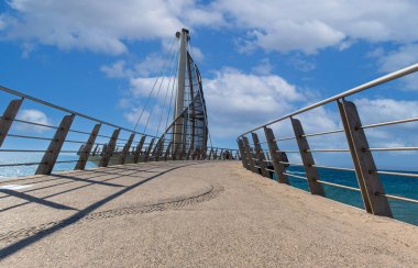 Playa De Los Muertos plajı ve şehrin en büyük plajı olan Puerto Vallarta Malecon 'a yakın bir rıhtım.