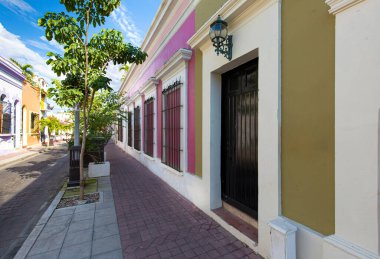 Meksika, Mazatlan, tarihi şehir merkezinde renkli eski şehir sokakları