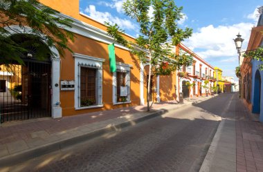Meksika, Mazatlan, tarihi şehir merkezinde renkli eski şehir sokakları