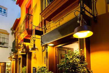 Seville, eski şehrin kalbinde romantik bir İspanyol restoranı.