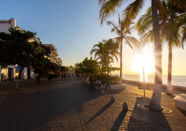 Famoso lungomare di Puerto Vallarta, El Malecon, con viste sull'oceano, spiagge, paesaggi panoramici hotel e vista sulla città — Foto Stock