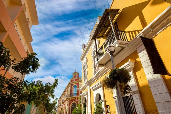 Мексика, Mexico, Mazatlan, Colorful old city streets in historic city center — стоковое фото