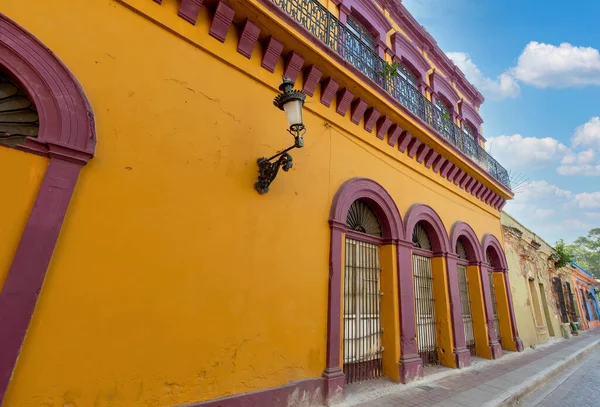 México, Mazatlan, ruas velhas coloridas da cidade no centro histórico da cidade — Fotografia de Stock