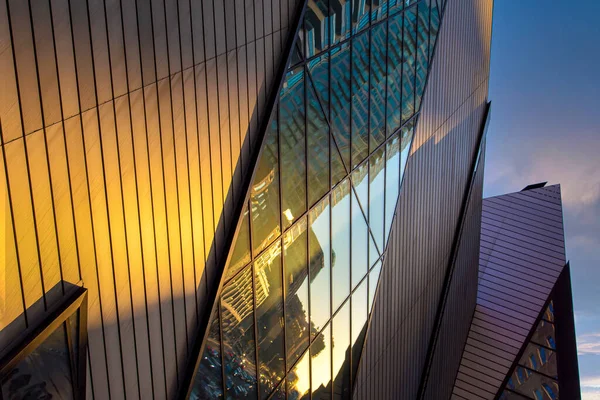 Het Royal Ontario Museum is een museum voor kunst, cultuur en natuurgeschiedenis in Toronto, Ontario, Canada. — Stockfoto