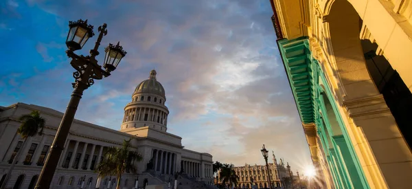 National Capitol Building Capitolio Nacional de La Habana um edifício público e um dos locais mais visitados pelos turistas em Havana — Fotografia de Stock