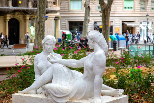 Passeig de Gracia 의 거리에 있는 조각품들, 바르셀로나. — 스톡 사진