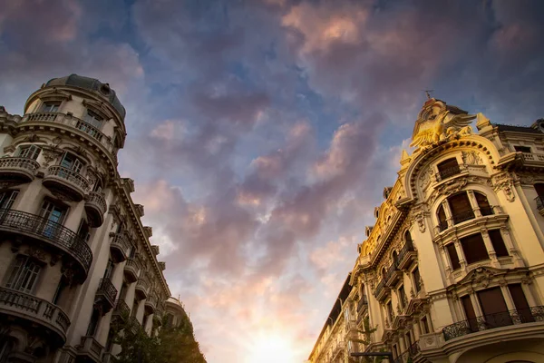 España, calles de Sevilla en una puesta de sol temprana en el centro histórico de la ciudad — Foto de Stock
