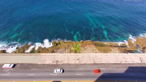 En vy uppifrån i trafiken på EL Malecon, Avenida de Maceo, en bred landmärke esplanad som sträcker sig 8 km längs kusten i Havanna förbi stora turistattraktioner — Stockvideo