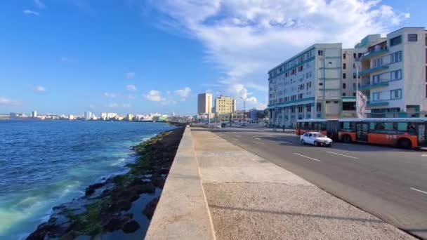 Avenida de Maceo, Havana 'nın kıyı şeridi boyunca uzanan büyük şehir turistik merkezlerini aşan geniş bir yamaç. — Stok video