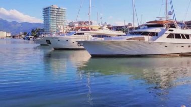 Porto Vallarta 'da panoramik manzara Marina ve yat kulübü El Faro deniz feneri yakınlarında lüks oteller var.