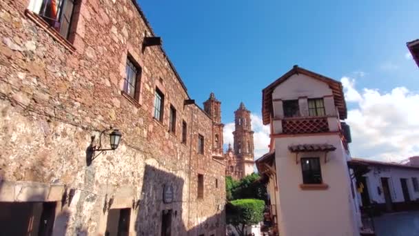 Cênica Taxco ruas de paralelepípedos no centro histórico da cidade perto da igreja de Santa Prisca — Vídeo de Stock