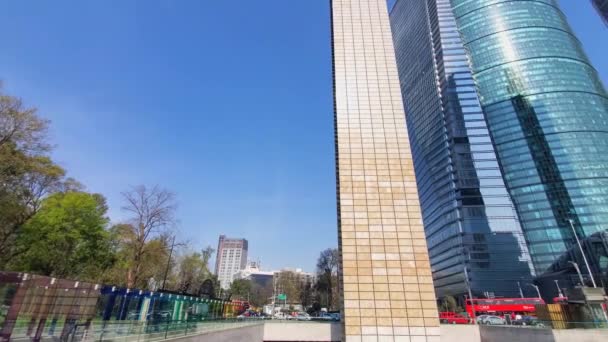 Jedna z hlavních Mexico City Streets Paseo De La Reforma, místo historických památek a finančních kancelářských budov — Stock video