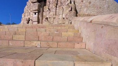 Merida, bir ikonik Anavatan Anıtı, Monumento a la Patria, Romulo Rozo tarafından yapıldı, Paseo de Montejo mekiğinde yer aldı.