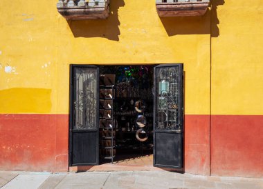 Meksika, San Miguel de Allende 'nin tarihi şehir merkezinde renkli binalar ve sokaklar