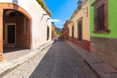 Meksika, San Miguel de Allende 'nin tarihi şehir merkezinde renkli binalar ve sokaklar