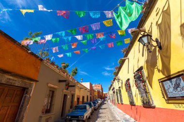Meksika, San Miguel de Allende 'nin tarihi şehir merkezinde renkli binalar ve sokaklar
