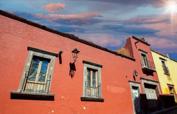 Mexiko, Bunte Gebäude und Straßen von San Miguel de Allende im historischen Stadtzentrum — Stockfoto