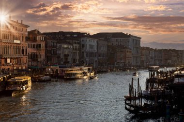 Günbatımında Rialto Köprüsü ve Saint Marco Meydanı yakınlarında Venedik Kanalları ve gondollar