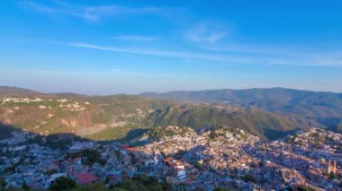 Taxco şehri İsa heykeli Cristo Rey ile gözcülük yapıyor manzaralı tepeler ve tarihi şehir merkezi