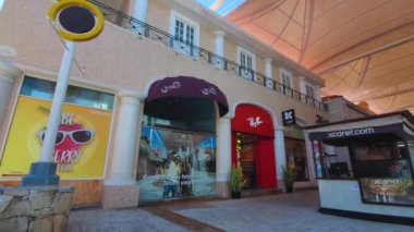 En büyük Cancun Alışveriş Merkezi La Isla hediyelik eşyalardan lüks kıyafetlere kadar her şeyi satan ada. Cancun Akvaryumu 'nun evi.