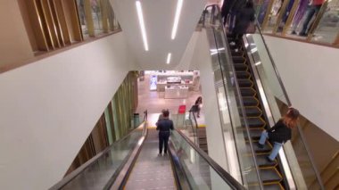 Tatil sezonu ve boks haftası boyunca indirimli alışveriş yapmak isteyen insanlar. Bir post-covid ekonomi iyileşme kavramı