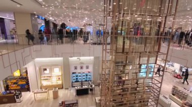 Tatil sezonu ve boks haftası boyunca indirimli alışveriş yapmak isteyen insanlar. Bir post-covid ekonomi iyileşme kavramı