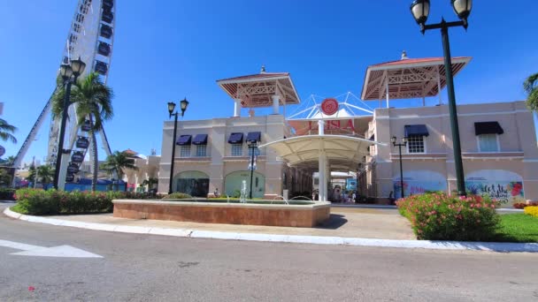 Największe centrum handlowe w Cancun La Isla Wyspa, która sprzedaje wszystko od pamiątek po markowe luksusowe ubrania. Dom Cancun Akwarium — Wideo stockowe