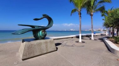 Okyanus kıyısında deniz gözcüleri, plajlar, manzara manzaralı oteller ve şehir manzaralı ünlü Malecon heykelleri.